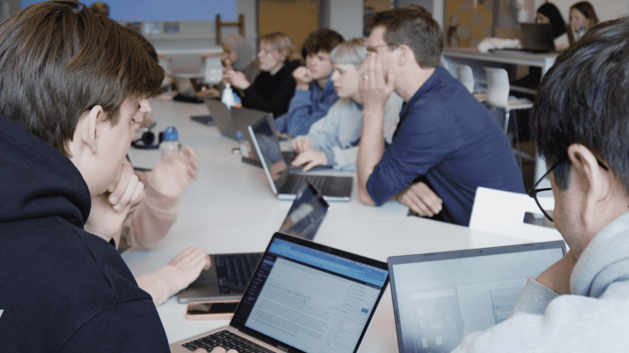 Studenten werken op laptops van Signpost met een stabiele, future-proof internetverbinding van Academic Connect